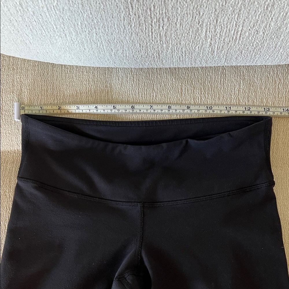 Lululemon Cropped Black Leggings EUC Size 6 - Picture 4 of 8